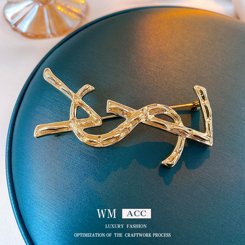 Брошка с буквен мотив, медна основа, електроплатирана, дамски стилен аксесоар