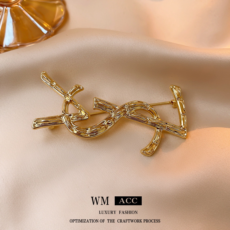 Брошка с буквен мотив, медна основа, електроплатирана, дамски стилен аксесоар