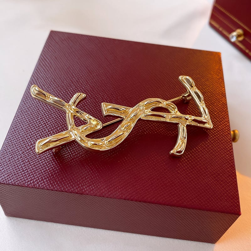 Брошка с буквен мотив, медна основа, електроплатирана, дамски стилен аксесоар