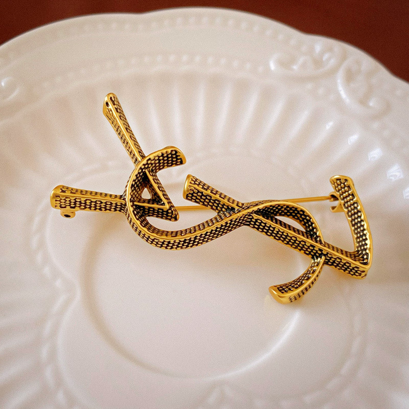 Брошка с буквен мотив, медна основа, електроплатирана, дамски стилен аксесоар