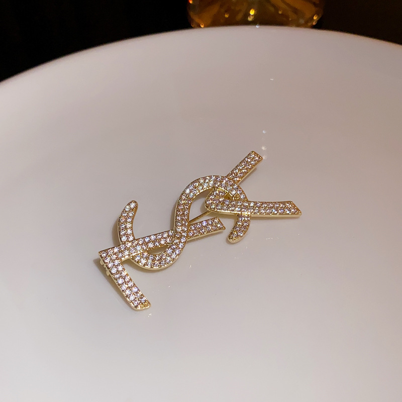 Брошка с буквен мотив, медна основа, електроплатирана, дамски стилен аксесоар