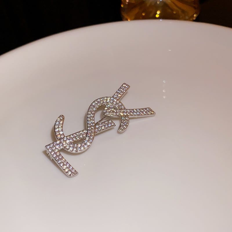 Брошка с буквен мотив, медна основа, електроплатирана, дамски стилен аксесоар