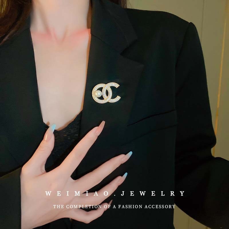 Брошка с буквен мотив, медна основа, електроплатирана, дамски стилен аксесоар