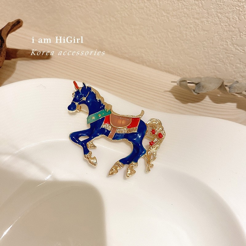 Брошка с буквен мотив, медна основа, електроплатирана, дамски стилен аксесоар