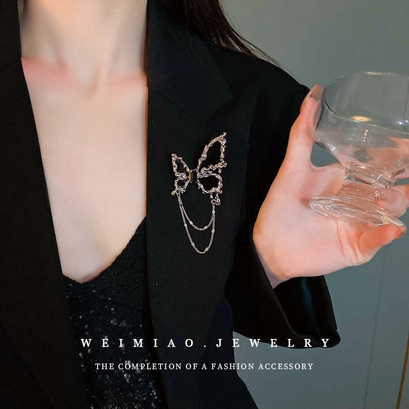 Брошка с буквен мотив, медна основа, електроплатирана, дамски стилен аксесоар