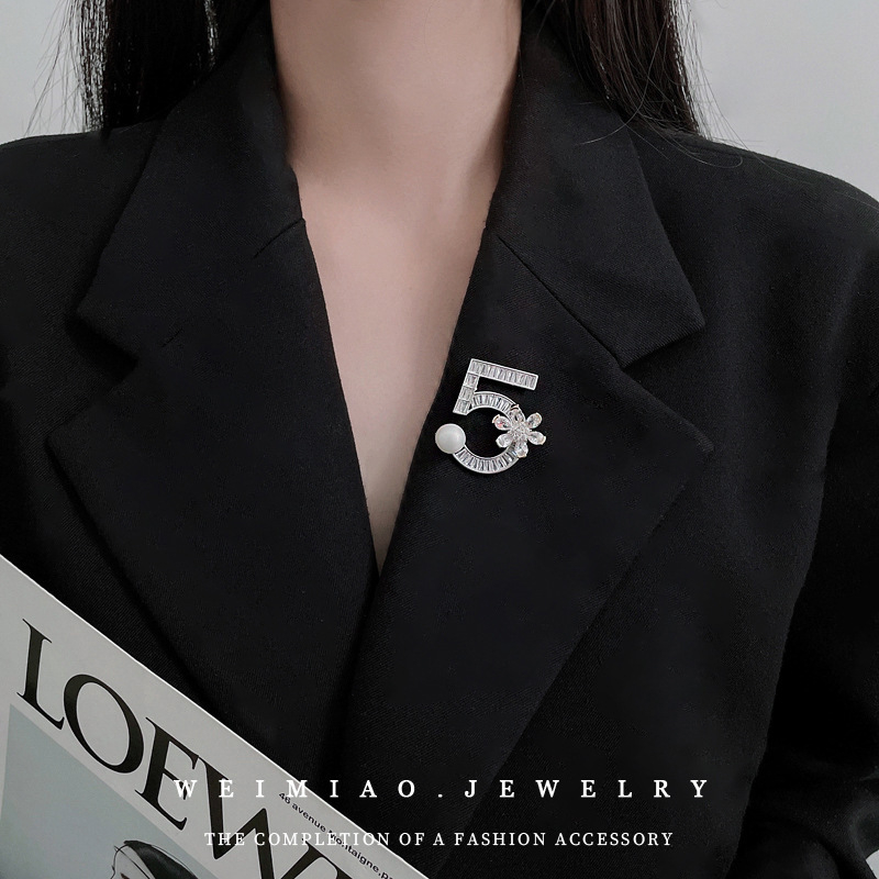 Брошка с буквен мотив, медна основа, електроплатирана, дамски стилен аксесоар