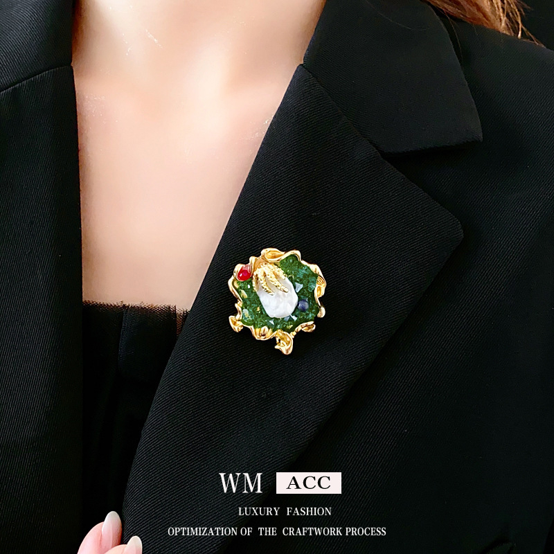 Брошка с буквен мотив, медна основа, електроплатирана, дамски стилен аксесоар