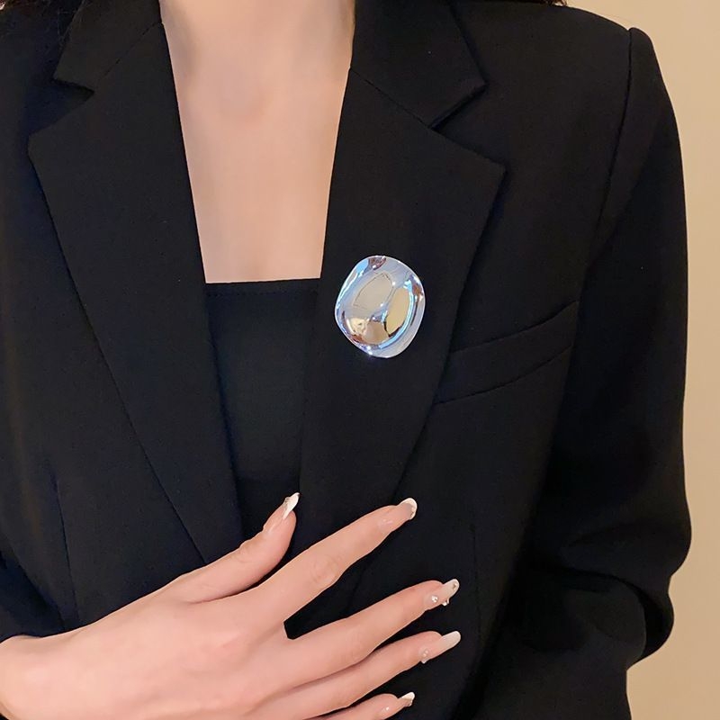 Брошка с буквен мотив, медна основа, електроплатирана, дамски стилен аксесоар