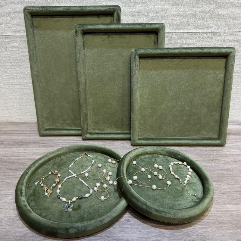 Velúr ékszerkijelző állvány tálcával nyakláncok és fülbevalók számára – egyrészes, művészi stílus, illesztett konstrukció