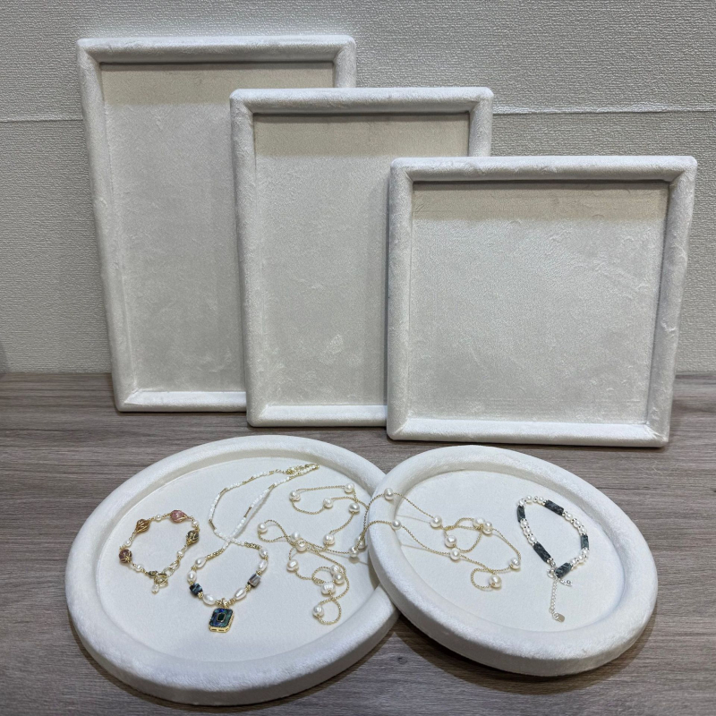Velúr ékszerkijelző állvány tálcával nyakláncok és fülbevalók számára – egyrészes, művészi stílus, illesztett konstrukció
