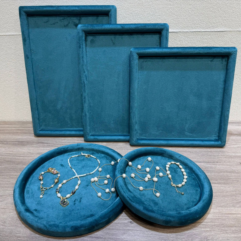 Velúr ékszerkijelző állvány tálcával nyakláncok és fülbevalók számára – egyrészes, művészi stílus, illesztett konstrukció