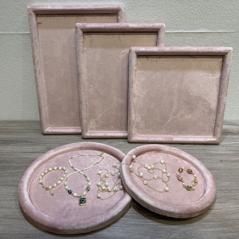 Velúr ékszerkijelző állvány tálcával nyakláncok és fülbevalók számára – egyrészes, művészi stílus, illesztett konstrukció