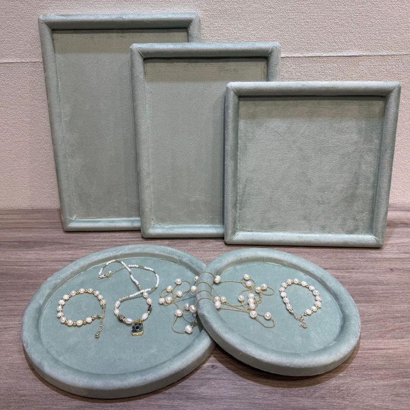 Velúr ékszerkijelző állvány tálcával nyakláncok és fülbevalók számára – egyrészes, művészi stílus, illesztett konstrukció