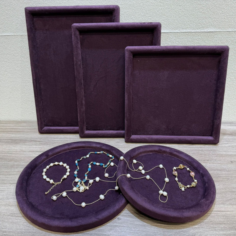 Velúr ékszerkijelző állvány tálcával nyakláncok és fülbevalók számára – egyrészes, művészi stílus, illesztett konstrukció