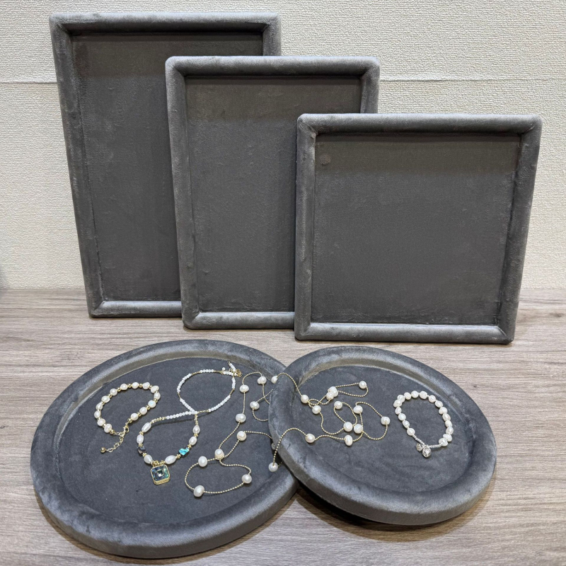 Velúr ékszerkijelző állvány tálcával nyakláncok és fülbevalók számára – egyrészes, művészi stílus, illesztett konstrukció