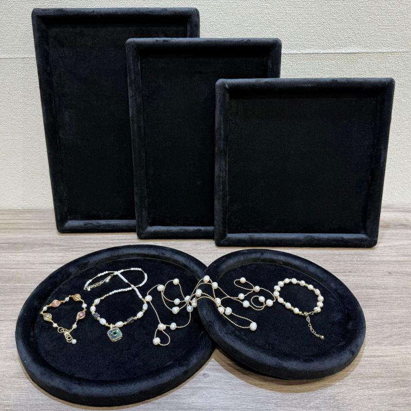 Velúr ékszerkijelző állvány tálcával nyakláncok és fülbevalók számára – egyrészes, művészi stílus, illesztett konstrukció