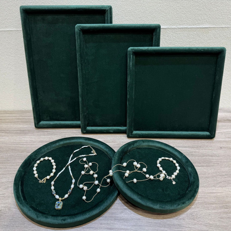 Velúr ékszerkijelző állvány tálcával nyakláncok és fülbevalók számára – egyrészes, művészi stílus, illesztett konstrukció