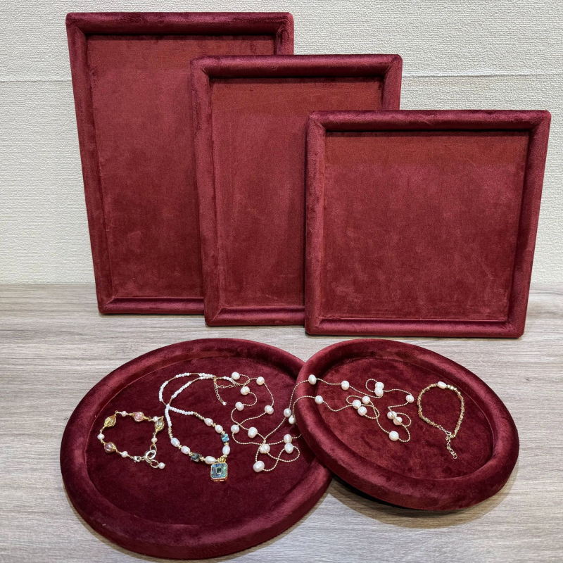 Velúr ékszerkijelző állvány tálcával nyakláncok és fülbevalók számára – egyrészes, művészi stílus, illesztett konstrukció