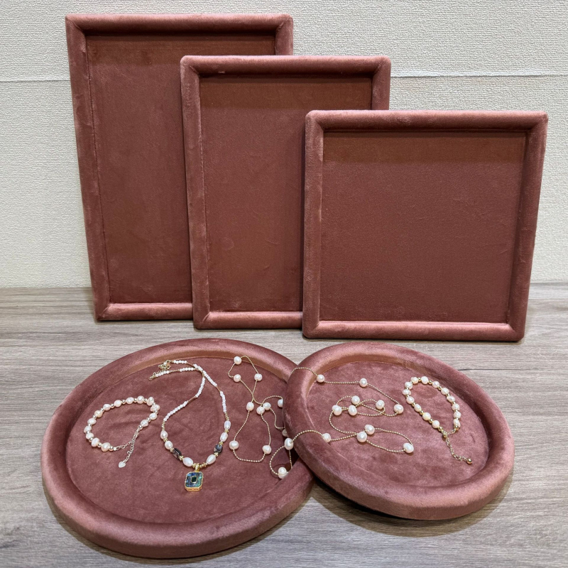 Velúr ékszerkijelző állvány tálcával nyakláncok és fülbevalók számára – egyrészes, művészi stílus, illesztett konstrukció