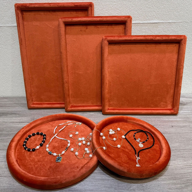 Velúr ékszerkijelző állvány tálcával nyakláncok és fülbevalók számára – egyrészes, művészi stílus, illesztett konstrukció