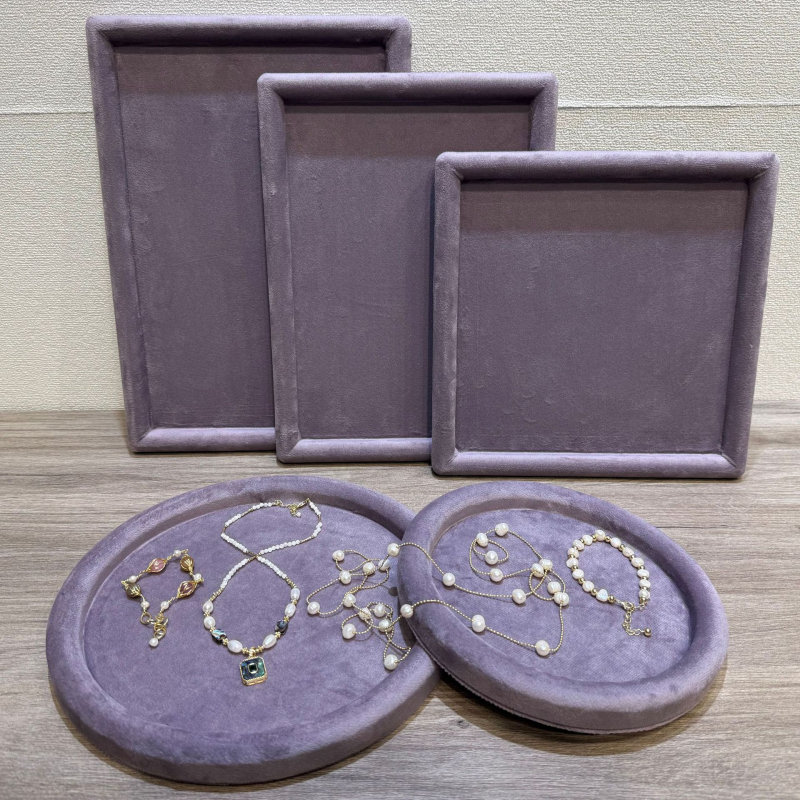 Velúr ékszerkijelző állvány tálcával nyakláncok és fülbevalók számára – egyrészes, művészi stílus, illesztett konstrukció