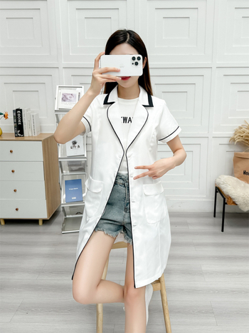 Set Mantie și Pantaloni Croiți pentru personalul salonului de înfrumusețare, poliester ce evacuează umezeala, mâneci 9/10, guler rotund, lungime medie