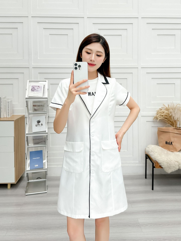 Set Mantie și Pantaloni Croiți pentru personalul salonului de înfrumusețare, poliester ce evacuează umezeala, mâneci 9/10, guler rotund, lungime medie