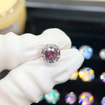 Titāna tērauda auskari ar elektroplakēšanu, astoņstūrains dizains ar zieda izgriezumu, plakana pamatne ar skrūvuzgriežamu aizvērumu