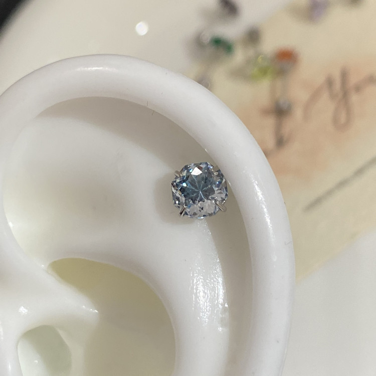 Titāna tērauda auskari ar elektroplakēšanu, astoņstūrains dizains ar zieda izgriezumu, plakana pamatne ar skrūvuzgriežamu aizvērumu