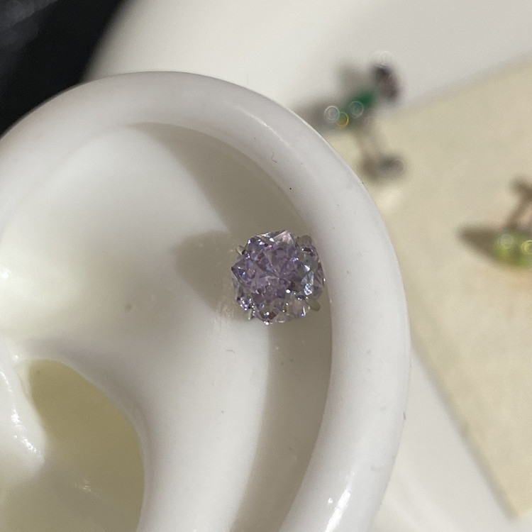 Titāna tērauda auskari ar elektroplakēšanu, astoņstūrains dizains ar zieda izgriezumu, plakana pamatne ar skrūvuzgriežamu aizvērumu