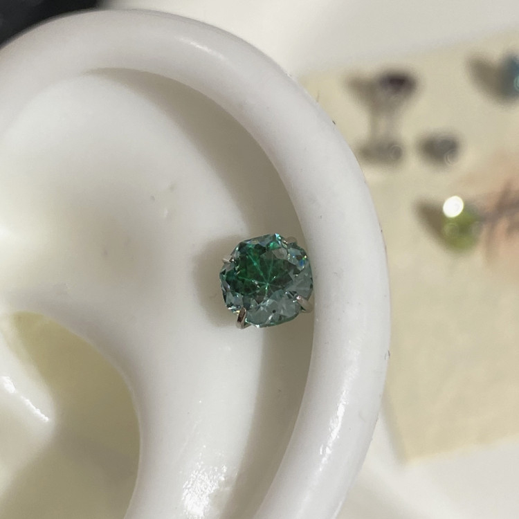 Titāna tērauda auskari ar elektroplakēšanu, astoņstūrains dizains ar zieda izgriezumu, plakana pamatne ar skrūvuzgriežamu aizvērumu