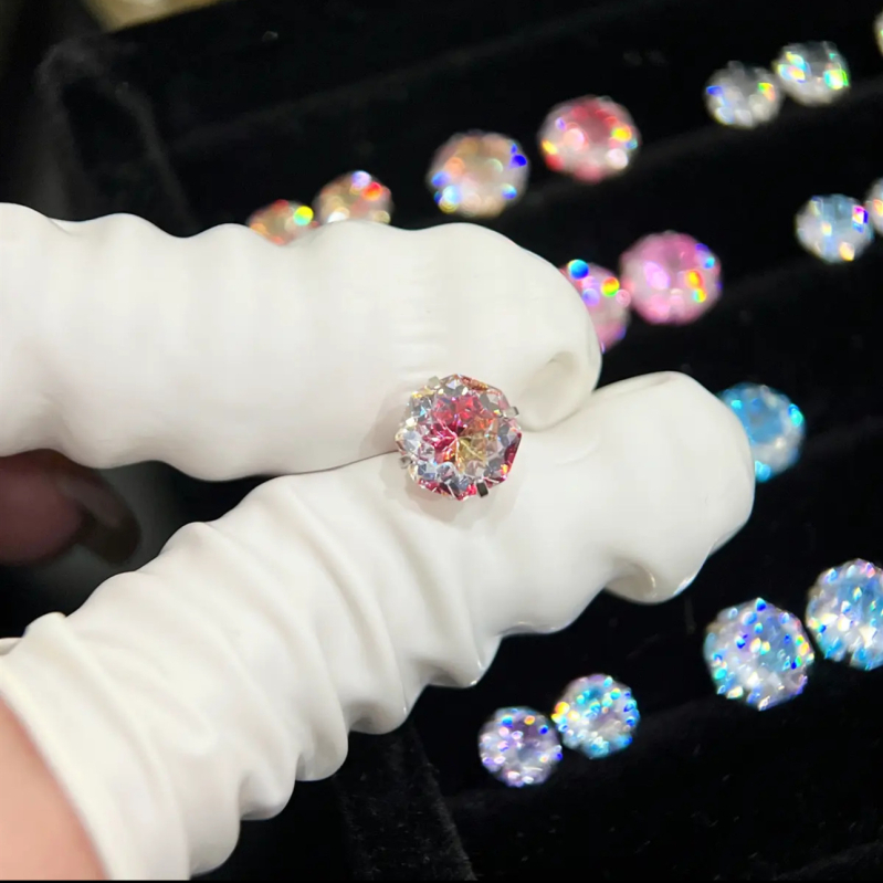 Titāna tērauda auskari ar elektroplakēšanu, astoņstūrains dizains ar zieda izgriezumu, plakana pamatne ar skrūvuzgriežamu aizvērumu