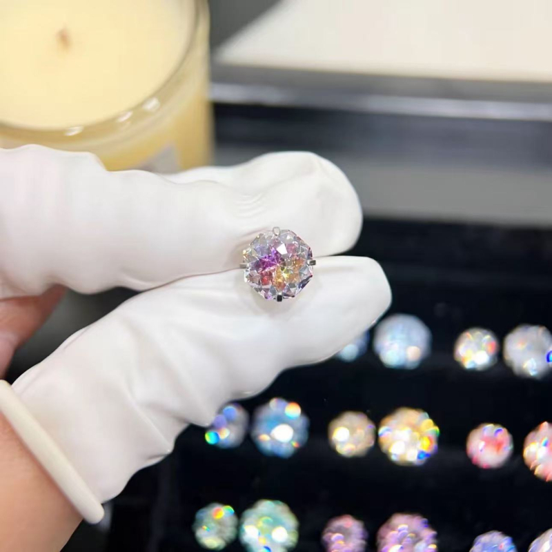 Titāna tērauda auskari ar elektroplakēšanu, astoņstūrains dizains ar zieda izgriezumu, plakana pamatne ar skrūvuzgriežamu aizvērumu