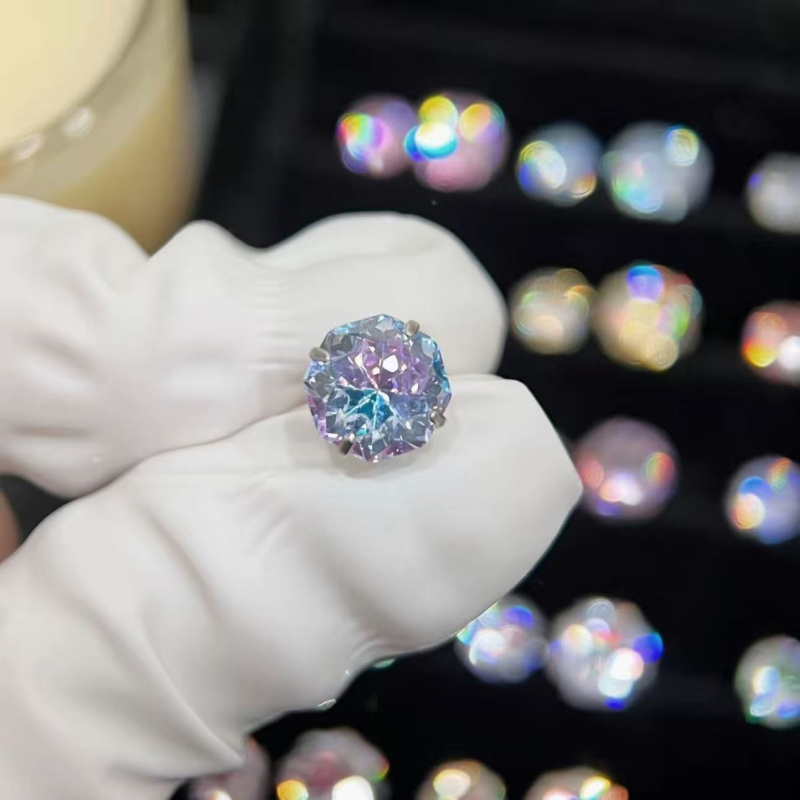 Titāna tērauda auskari ar elektroplakēšanu, astoņstūrains dizains ar zieda izgriezumu, plakana pamatne ar skrūvuzgriežamu aizvērumu