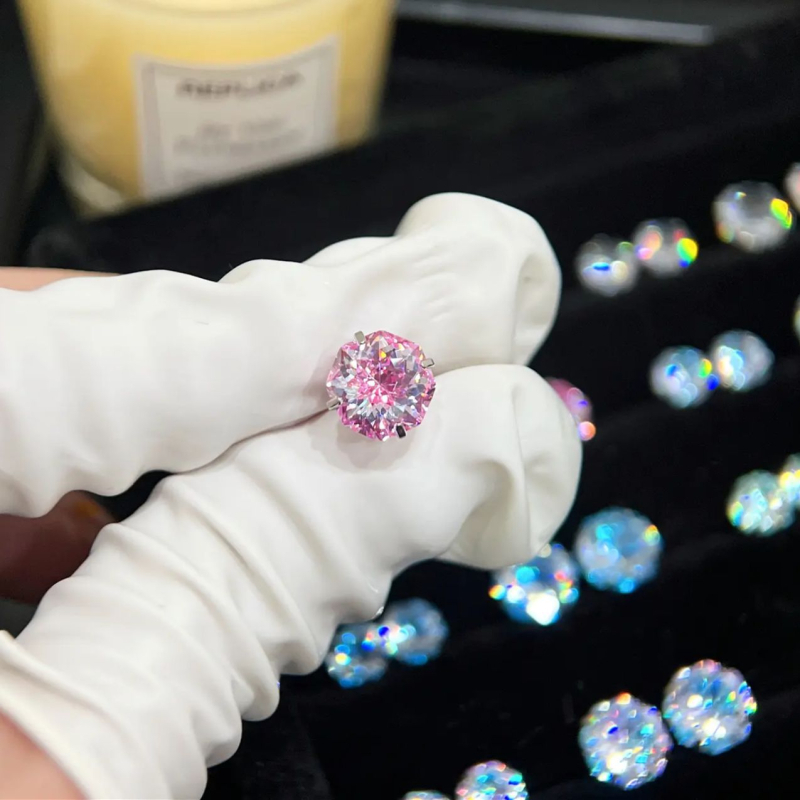 Titāna tērauda auskari ar elektroplakēšanu, astoņstūrains dizains ar zieda izgriezumu, plakana pamatne ar skrūvuzgriežamu aizvērumu