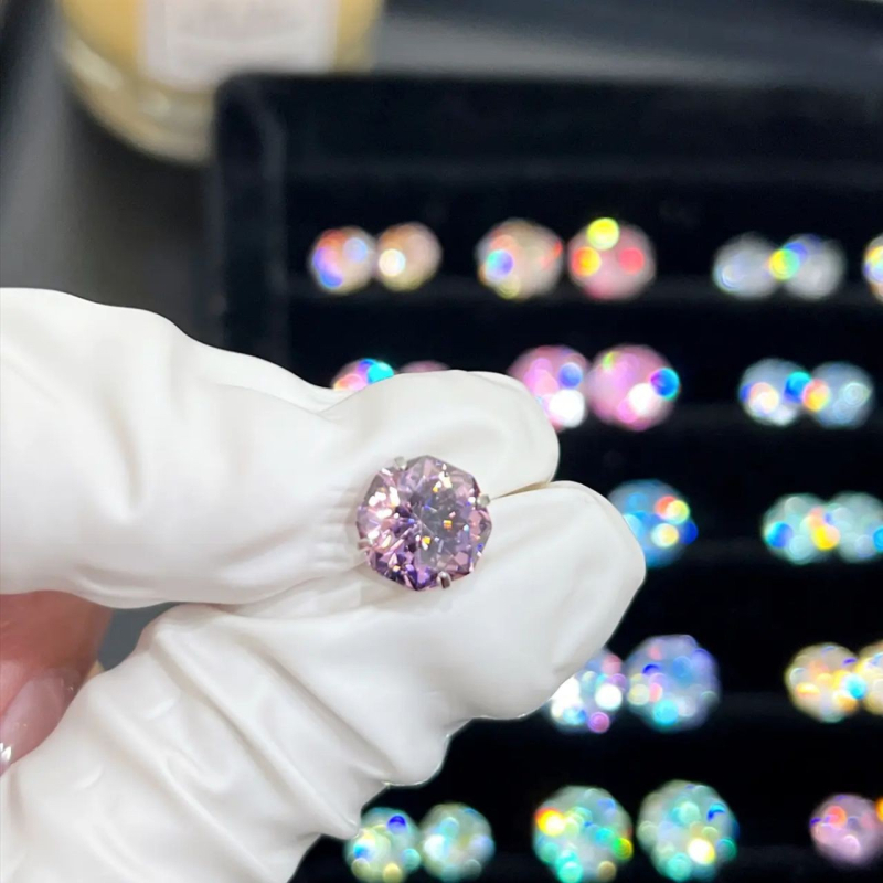 Titāna tērauda auskari ar elektroplakēšanu, astoņstūrains dizains ar zieda izgriezumu, plakana pamatne ar skrūvuzgriežamu aizvērumu