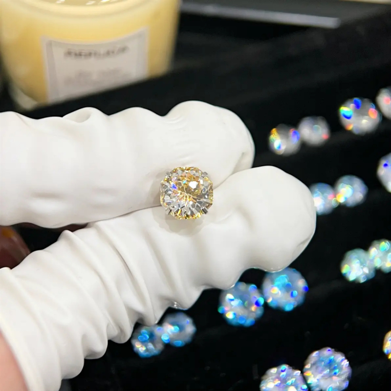 Titāna tērauda auskari ar elektroplakēšanu, astoņstūrains dizains ar zieda izgriezumu, plakana pamatne ar skrūvuzgriežamu aizvērumu