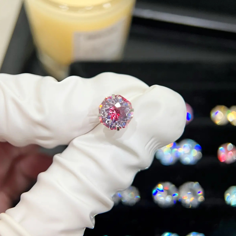 Titāna tērauda auskari ar elektroplakēšanu, astoņstūrains dizains ar zieda izgriezumu, plakana pamatne ar skrūvuzgriežamu aizvērumu