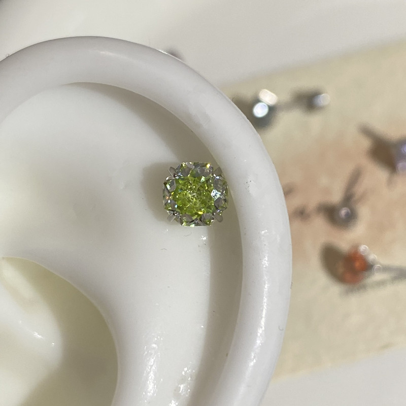 Titāna tērauda auskari ar elektroplakēšanu, astoņstūrains dizains ar zieda izgriezumu, plakana pamatne ar skrūvuzgriežamu aizvērumu