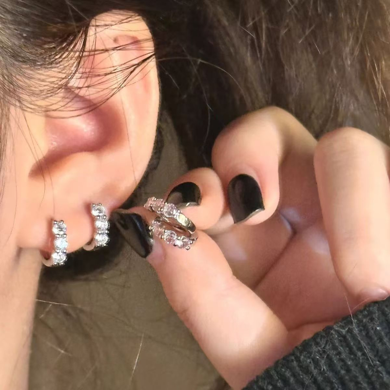 Обеци от титаново стомано с цирконова вставка, елегантен стил, електропокритие (Материал: титаново стомано; Вставка: циркон; Стил: елегантен; Технология: електропокритие)