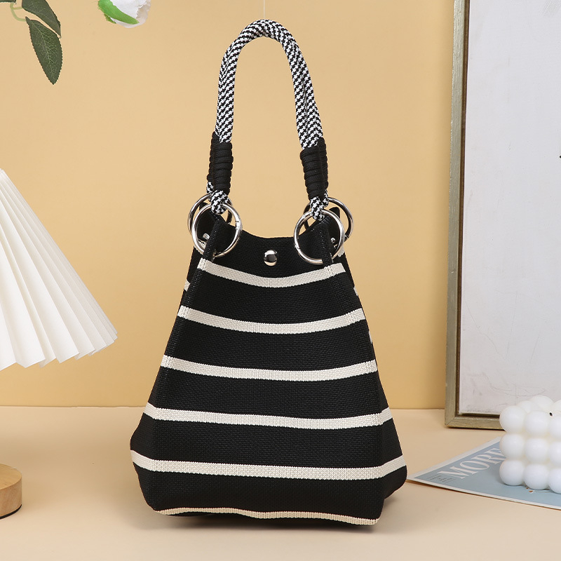 Плетена чанта — урбан стил, полиестер + еластан, магнитно закопчаване, вертикално квадратно, триизмерна конструкция