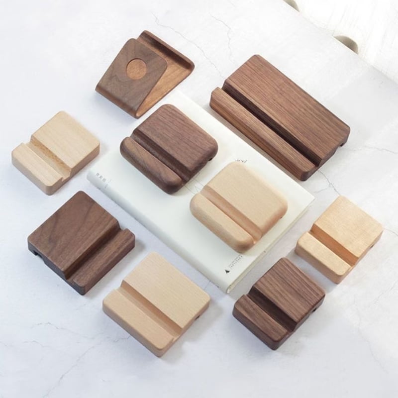 Настолен държач за телефон от бук, минималистичен дизайн, възможност за персонализация