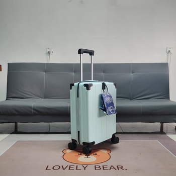 Куфар за ръчен багаж с ABS+PC материал, USB порт, универсални колела, тегло 3,5 кг, отваряне с цип