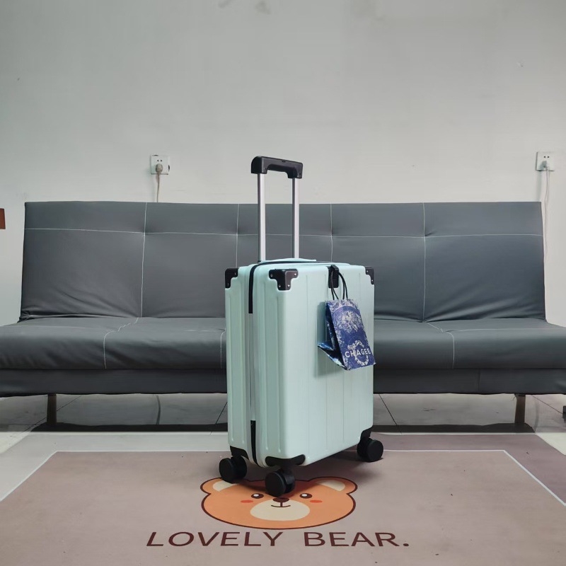 Куфар за ръчен багаж с ABS+PC материал, USB порт, универсални колела, тегло 3,5 кг, отваряне с цип