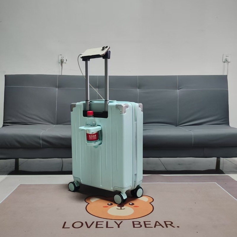 Куфар за ръчен багаж с ABS+PC материал, USB порт, универсални колела, тегло 3,5 кг, отваряне с цип