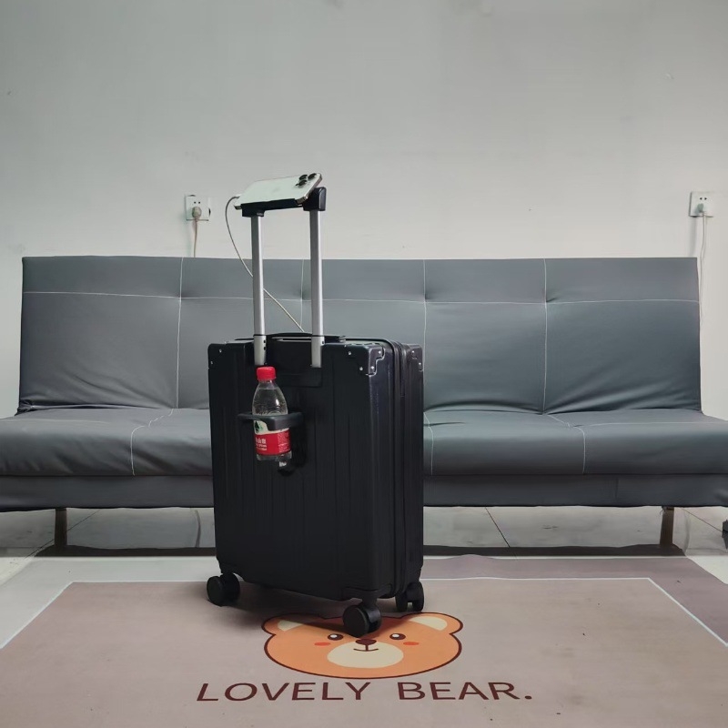 Куфар за ръчен багаж с ABS+PC материал, USB порт, универсални колела, тегло 3,5 кг, отваряне с цип