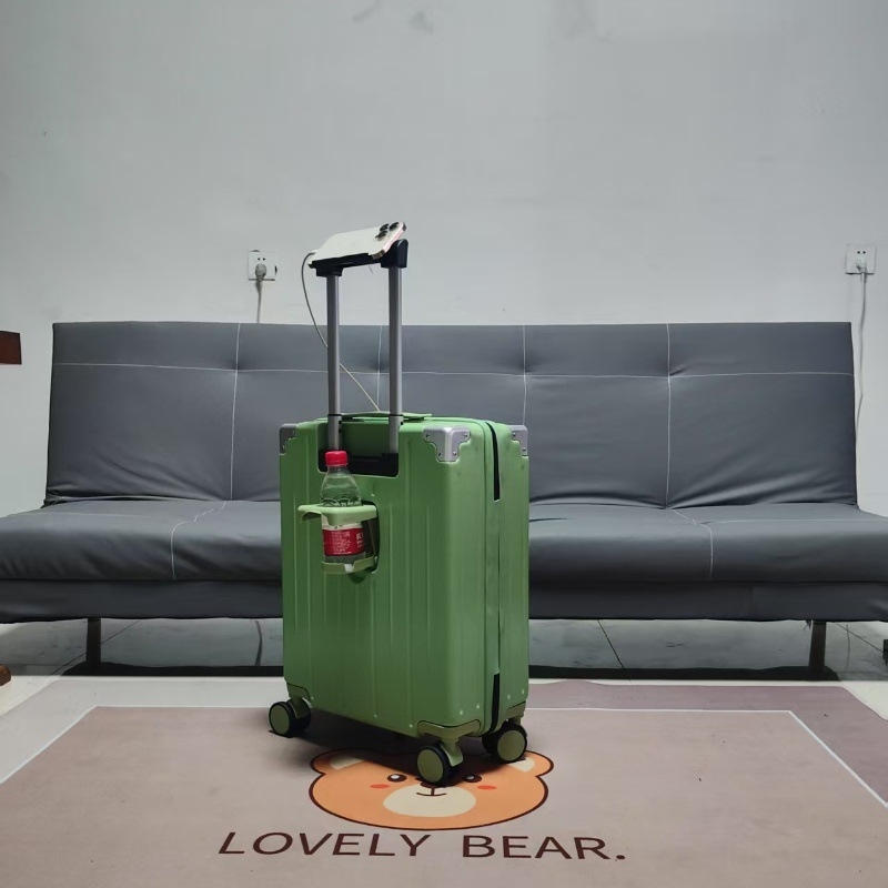 Куфар за ръчен багаж с ABS+PC материал, USB порт, универсални колела, тегло 3,5 кг, отваряне с цип