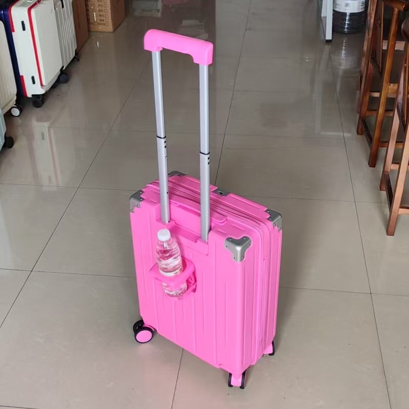 Куфар за ръчен багаж с ABS+PC материал, USB порт, универсални колела, тегло 3,5 кг, отваряне с цип