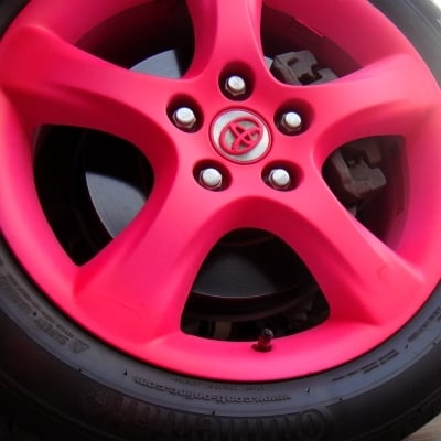 Automobilių ratų dažymo rinkinys su nuimamamu filmu, skirtas ratų spalvos keitimui, rankinis ir savarankiškas purškimas