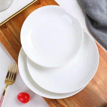 Porcelanski set tanjura, okrugli oblik, moderni minimalistički stil, pogodna za mikrovalnu, glazirana površina.